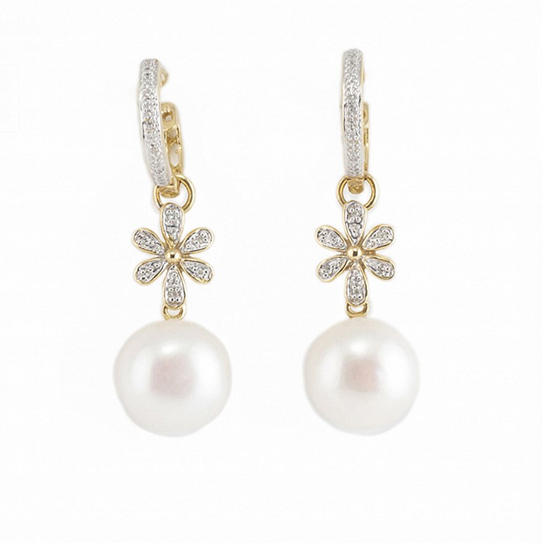 Pearl earrings in 18k yellow gold and diamonds.