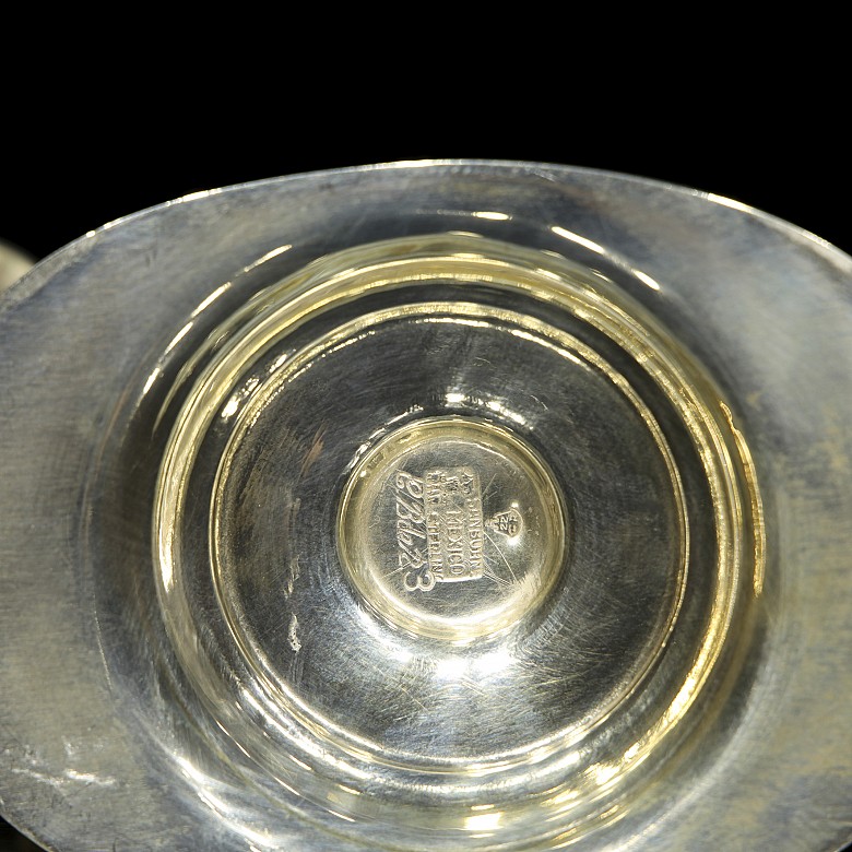 Dos candeleros y un recipiente de plata, s.XX