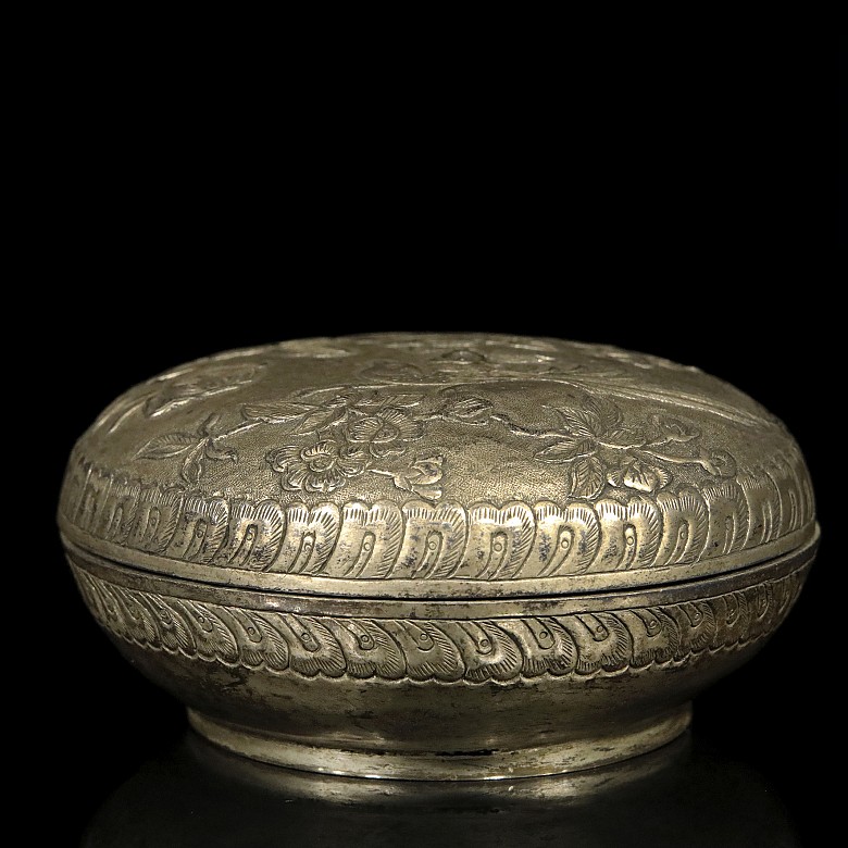 Embossed metal box, Ming dynasty