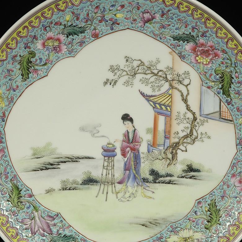 Pair of plates “Ladies in the garden”,  famille rose, Canton, 20th century