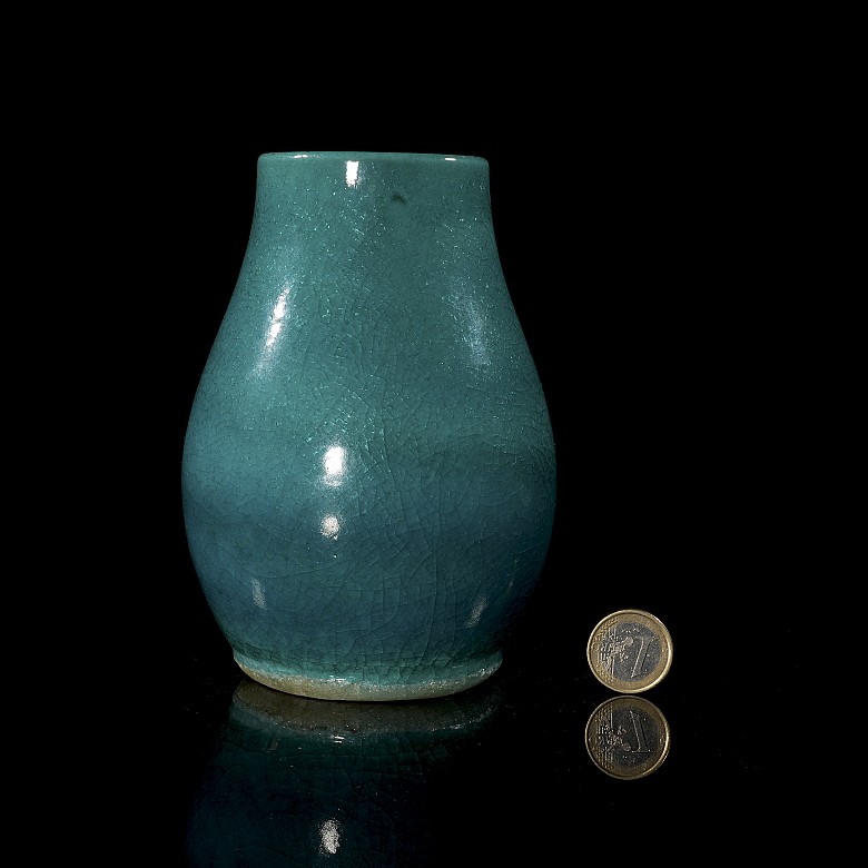 Blue-glazed pottery vase, Qing dynasty