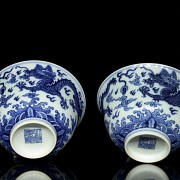 Pareja de cuencos, azul y blanco, con marca Qianlong