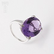 18k white gold ring with 13.93 ct amethyst and diamonds