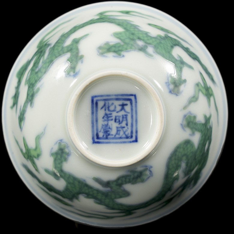 Glazed and enamelled porcelain ‘Dragon’ bowl, Qing dynasty