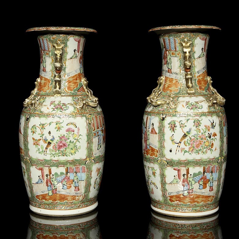 Pair of Cantonese vases “Palace scenes”, 19th century