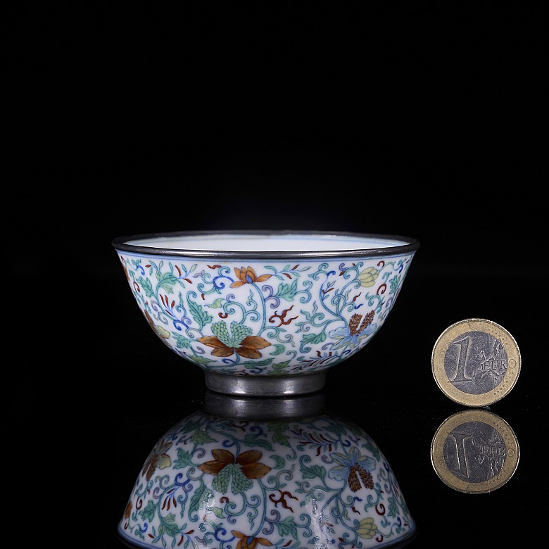 Cuenco Doucai con pie de plata, dinastía Qing