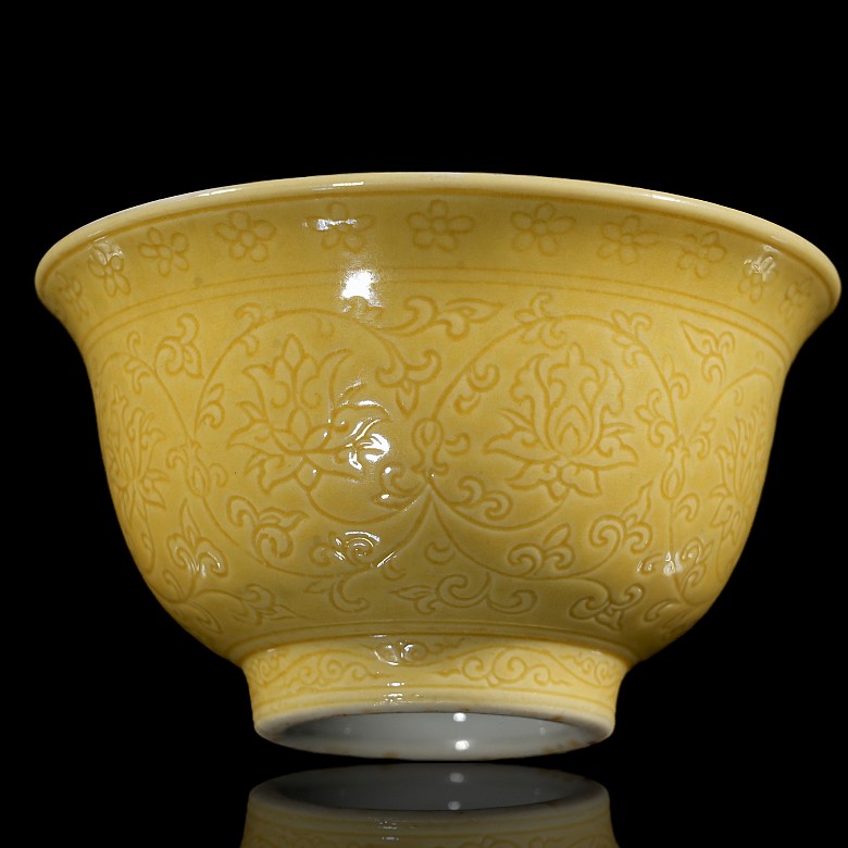 Pair of yellow-glazed porcelain cups, Qing dynasty