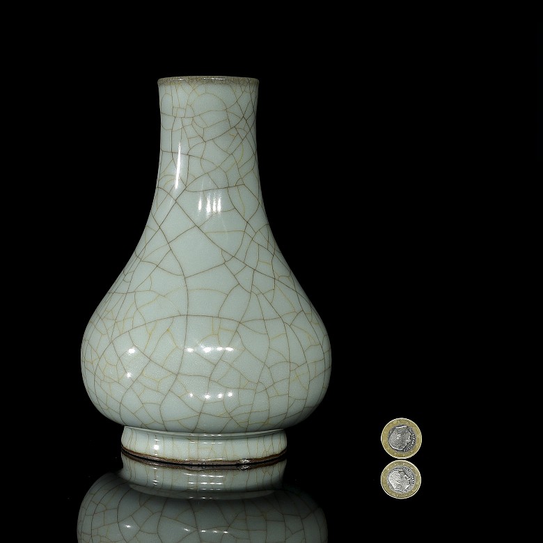 Vase with blue glaze, Geyao style