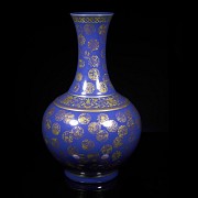 Glazed porcelain vase with blue background, Qing dynasty, with Guangxu seal