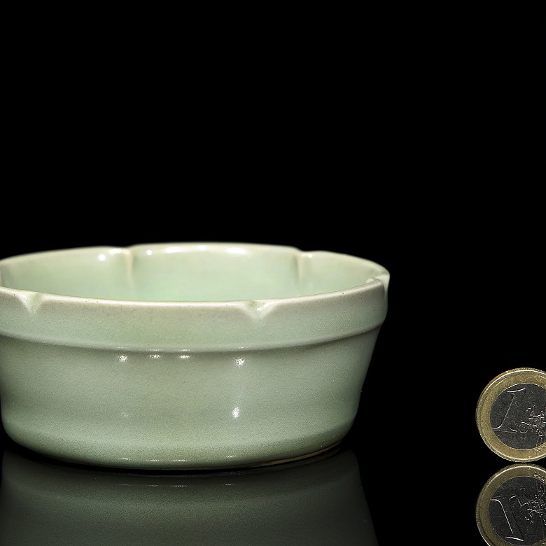 Celadon-glazed Longquan ceramic bowl, Song dynasty or later