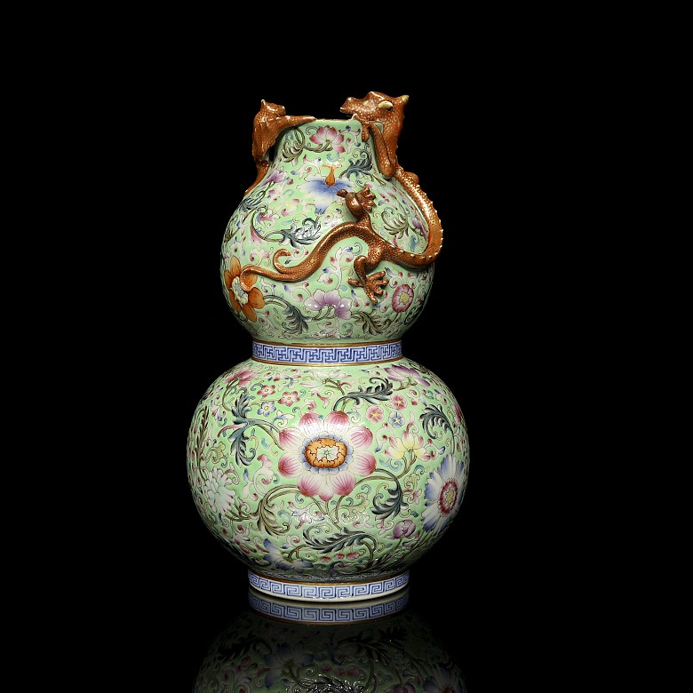 'Hulu' vase in pink family porcelain, with Qianlong seal