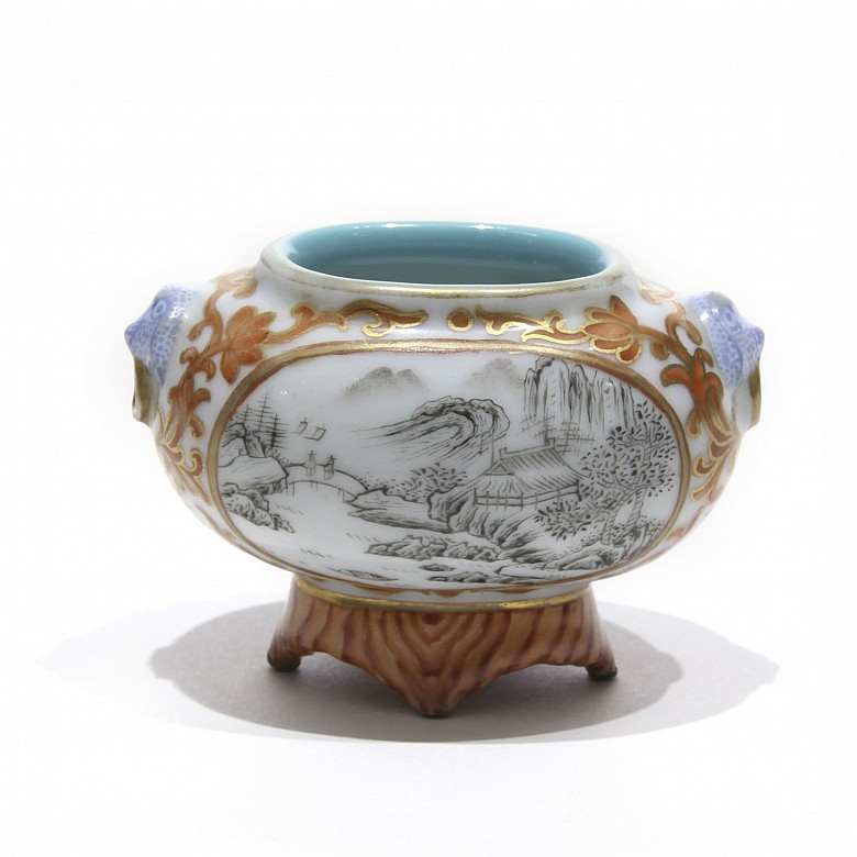 Small porcelain vessel, with Qianlong seal.