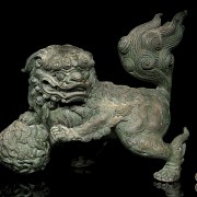 Figura de un león en bronce, China, S.XX