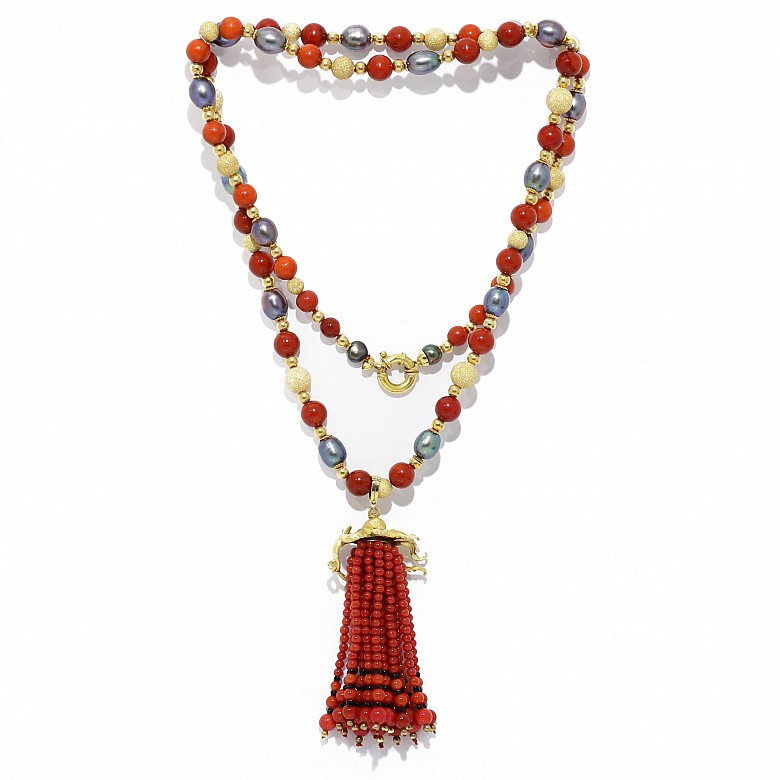 Long necklace in 18k yellow gold with coral and pearls.