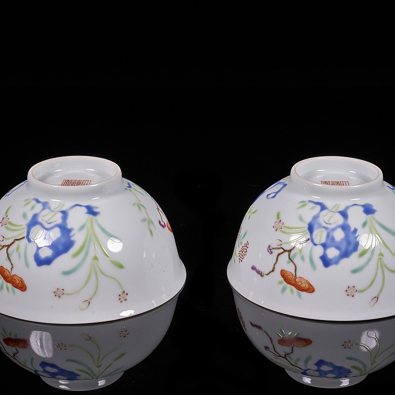 Pair of ‘Flowers and lingzhi’ famille rose bowls, Qing dynasty