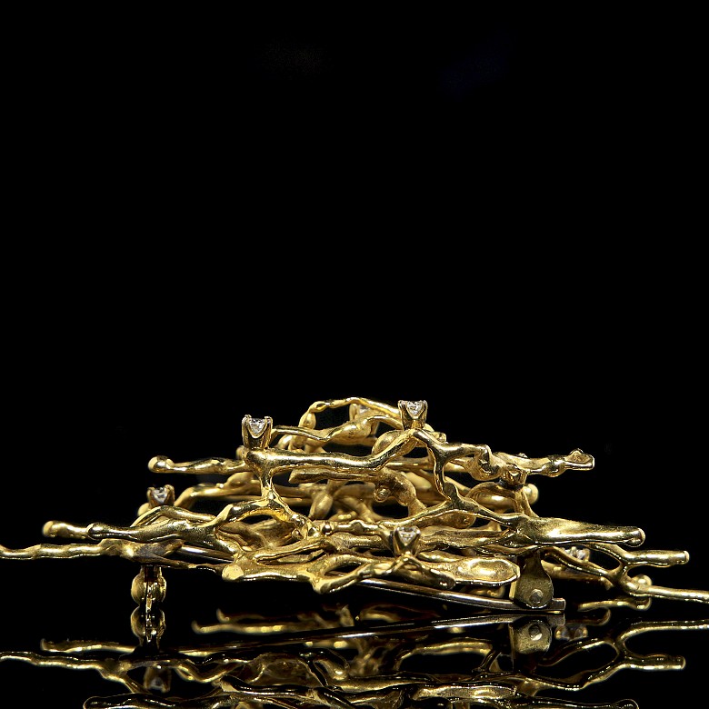 Yellow gold brooch with diamonds