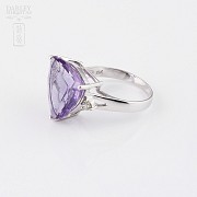 Anillo con amatista 8.64cts y diamante  en oro blanco de 18k