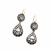 Pendientes isabelinos en oro de 18k con diamantes.