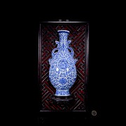 Enamelled porcelain decorative vase, Qing dynasty