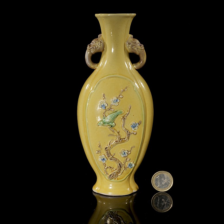 Three-colour glazed porcelain vase ‘Bird and branch’, Qing dynasty