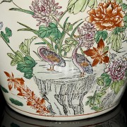 Pair of ‘Chrysanthemums and birds’ tibor, 20th century - 2