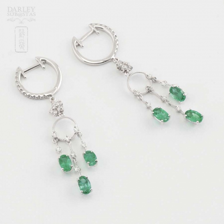 Earrings in 18k white gold, emeralds and diamonds