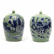 A pair of Chinese jars, 20th century.