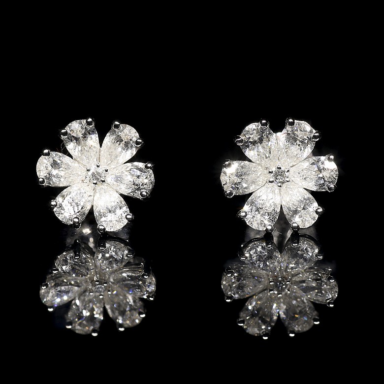 Earrings ‘Flower’ in 18 kt white gold and diamonds