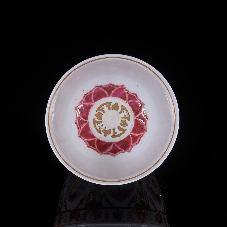 Taza de porcelana familia rosa esmaltada, dinastía Qing