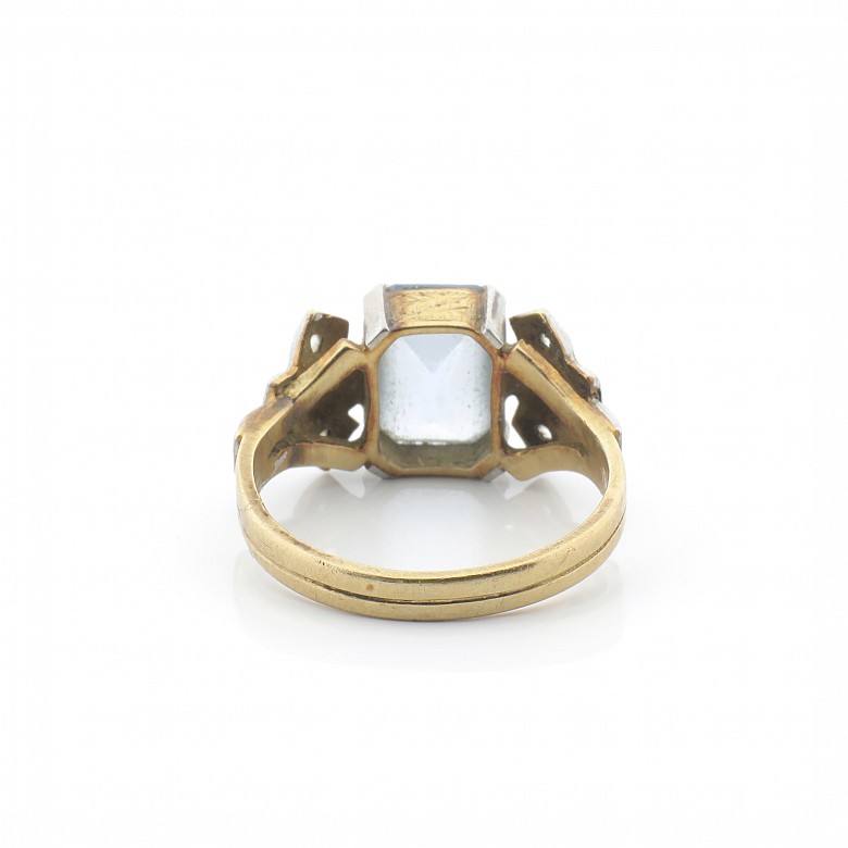 Anillo de oro 18 k con diamantes y una piedra azul