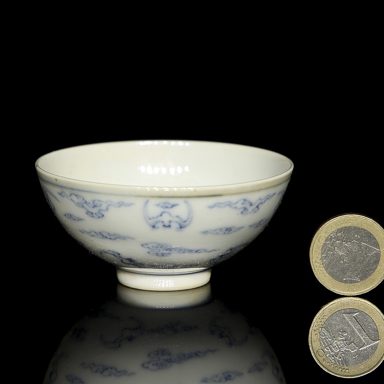 Small porcelain cup ‘Bats’, with Yongzheng mark