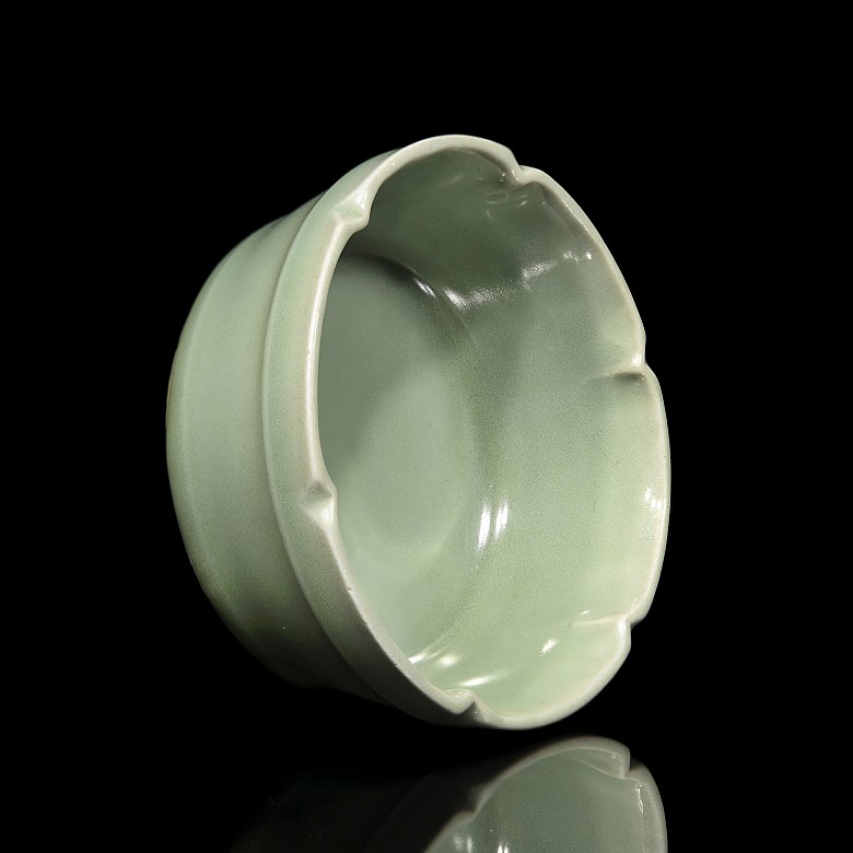 Celadon-glazed Longquan ceramic bowl, Song dynasty or later