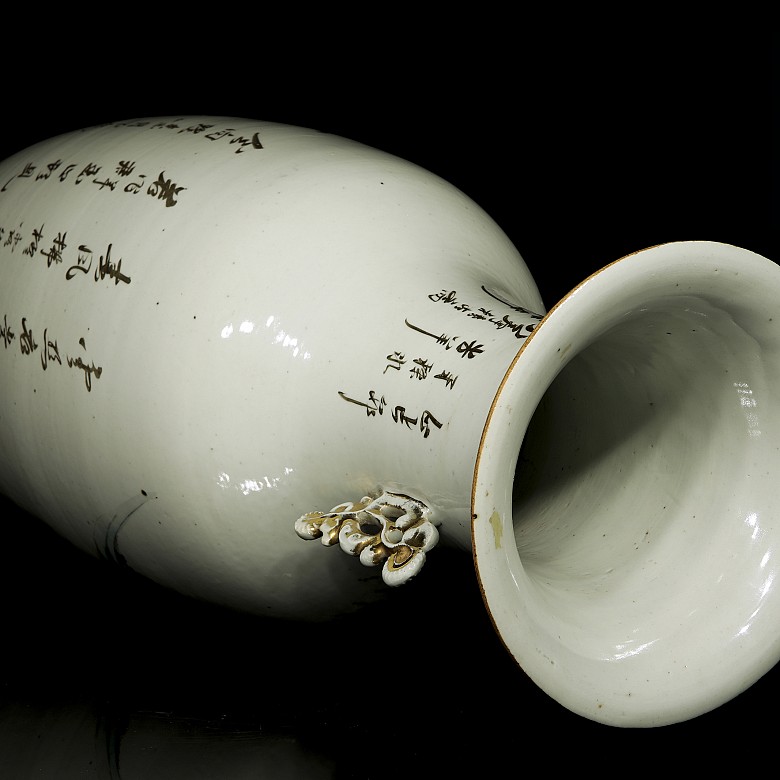 Chinese vase decorated with ladies, 19th century