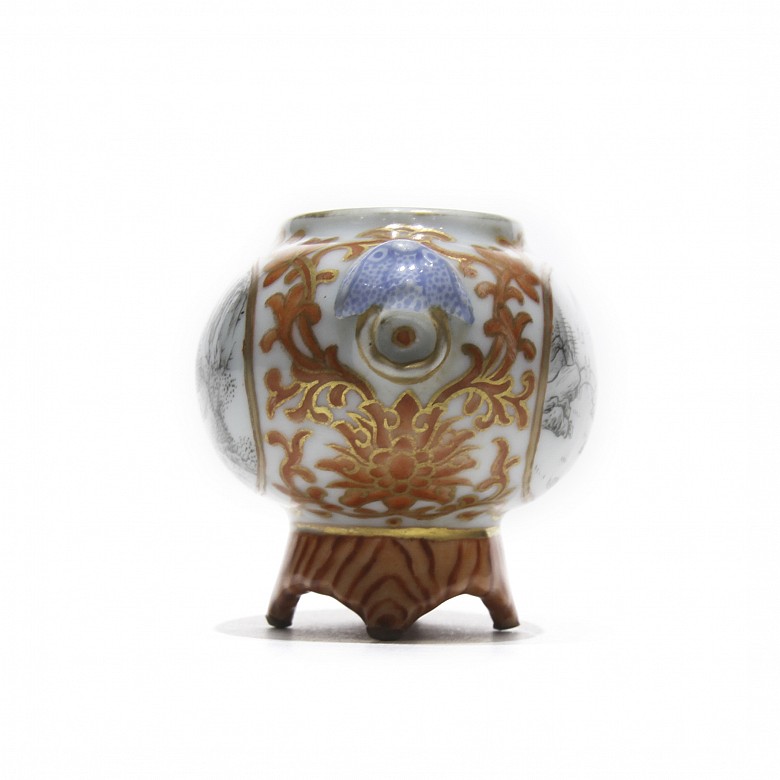 Small porcelain vessel, with Qianlong seal.