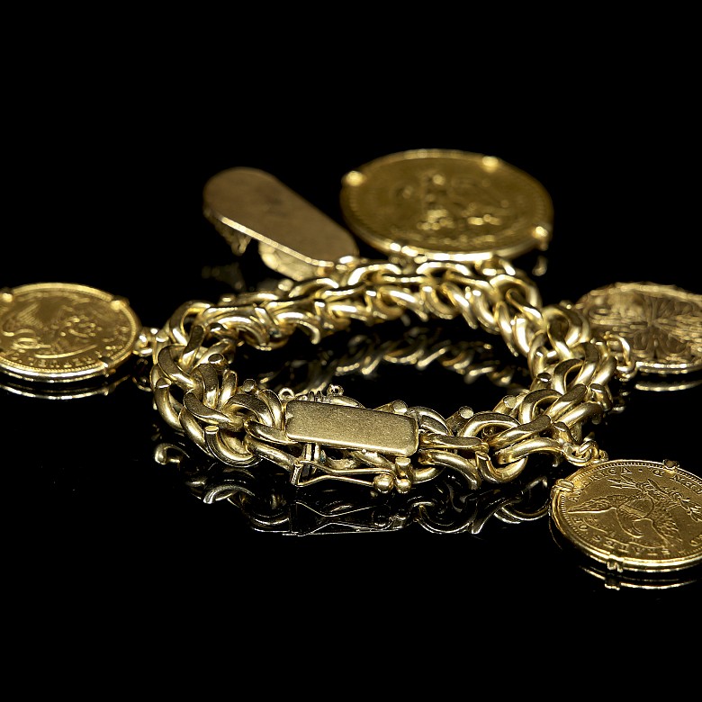 Pulsera de oro con monedas y aderezos