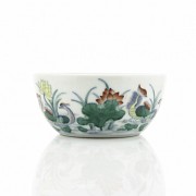 An small enameled lotus bowl, Qianlong seal mark.