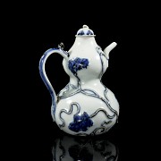 Blue-and-white porcelain ‘Hulu’ teapot, Ming dynasty