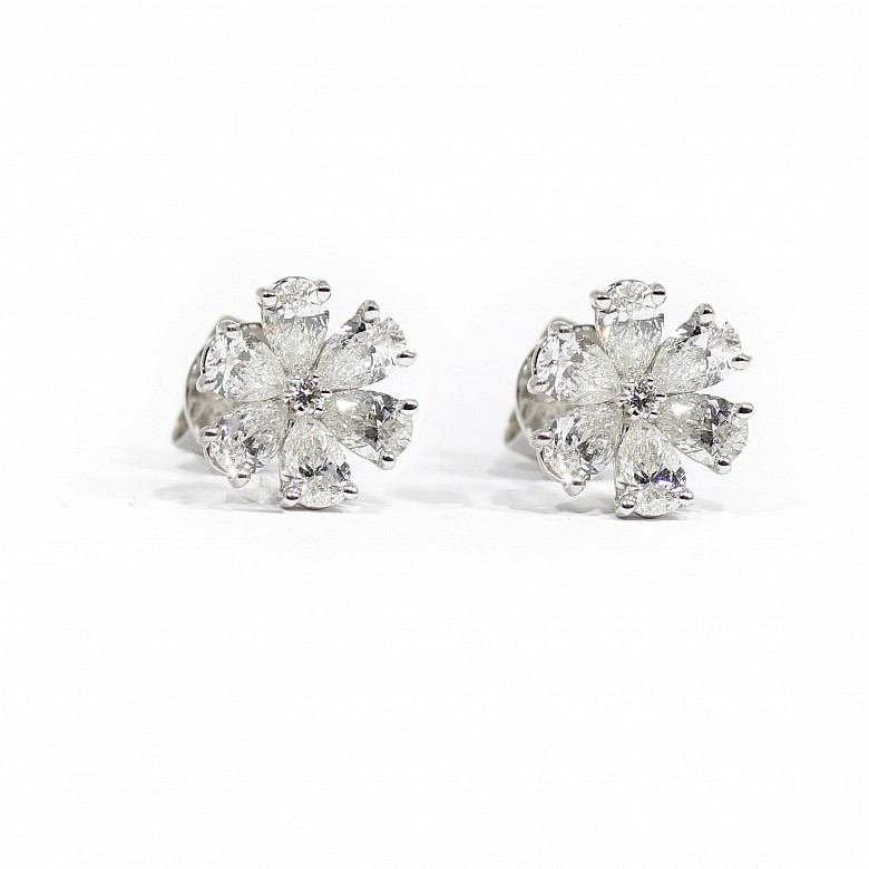 Earrings 18k white gold and 1,87ct diamonds.