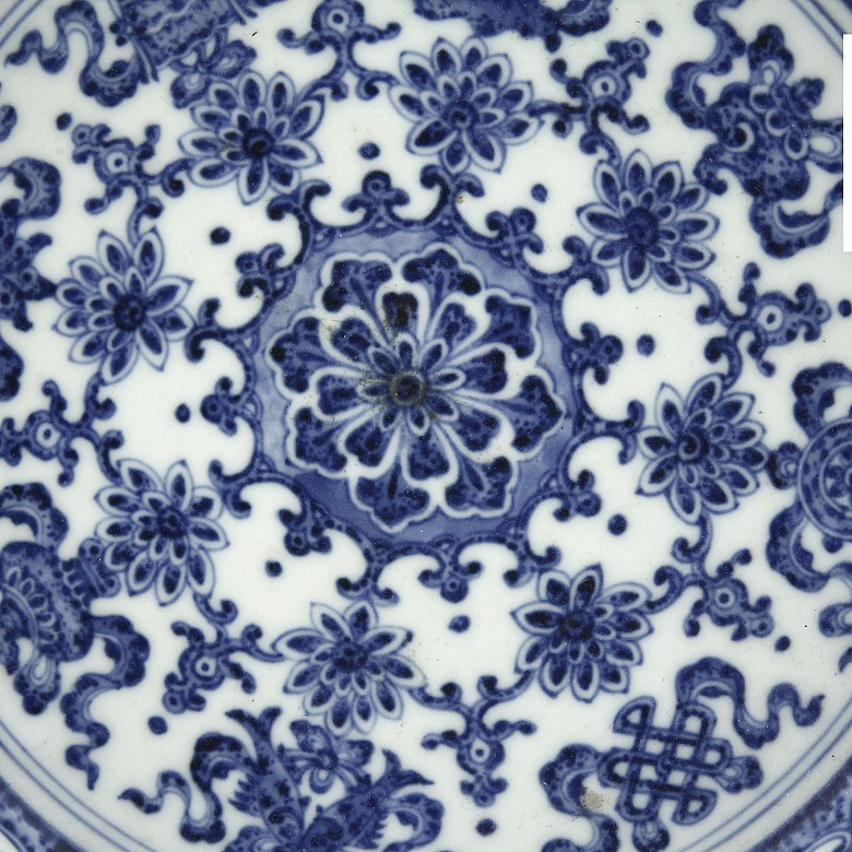 A blue and white floral dish, Qianlong seal mark.