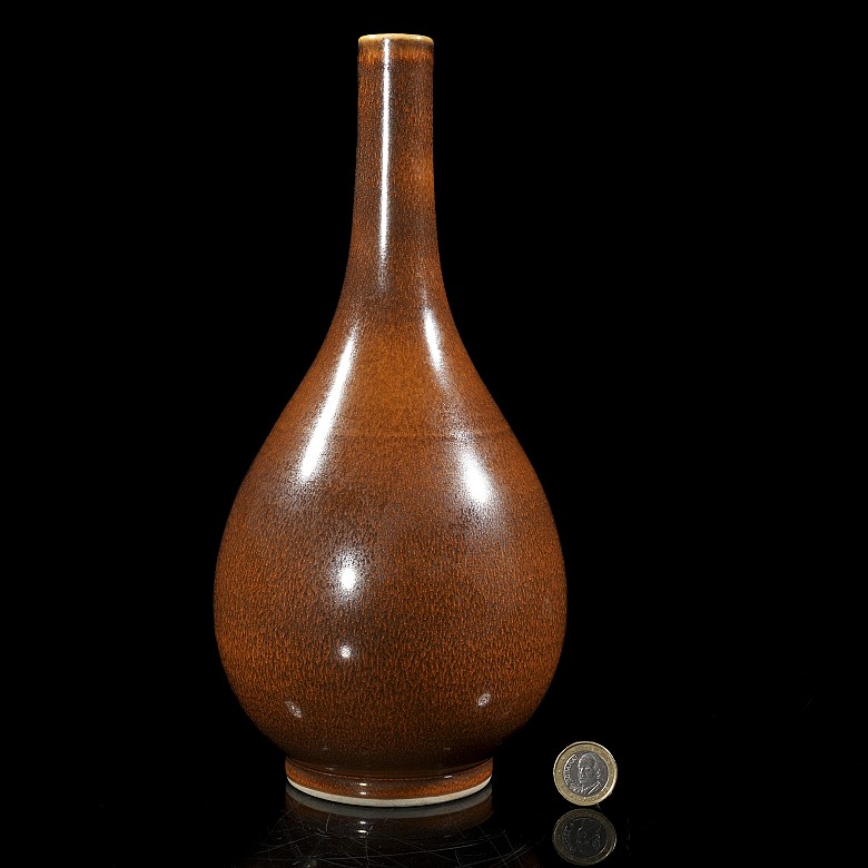 Glazed porcelain ‘Dan Ping’ vase, with Ming seal