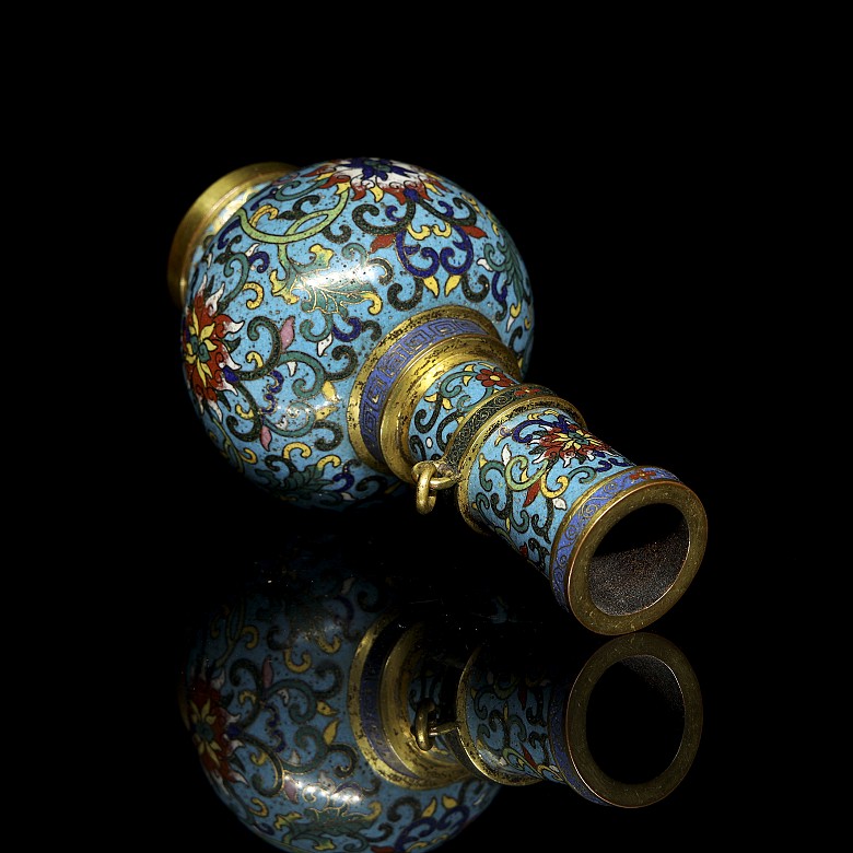 Pequeño jarrón con esmalte cloisonné, dinastía Qing