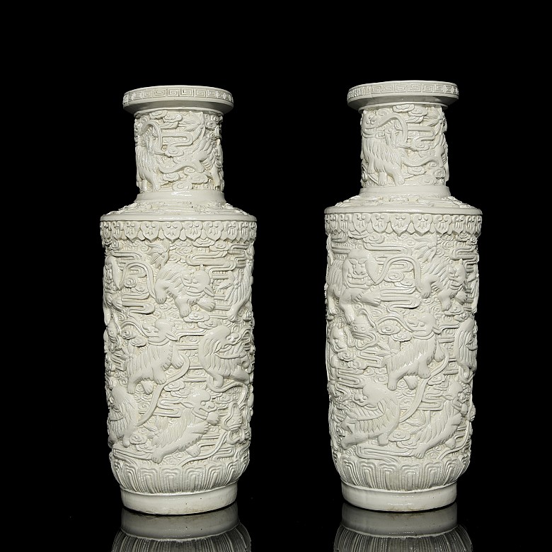 Pair of white porcelain vases, Qing dynasty