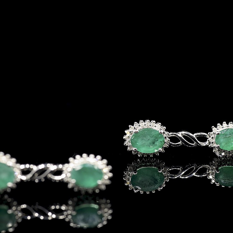 White gold earrings with emeralds and diamonds