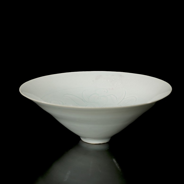 Celadon glazed ceramic bowl ‘Lotuses’, Song style