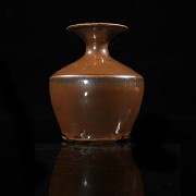 Glazed ceramic vase, Song dynasty