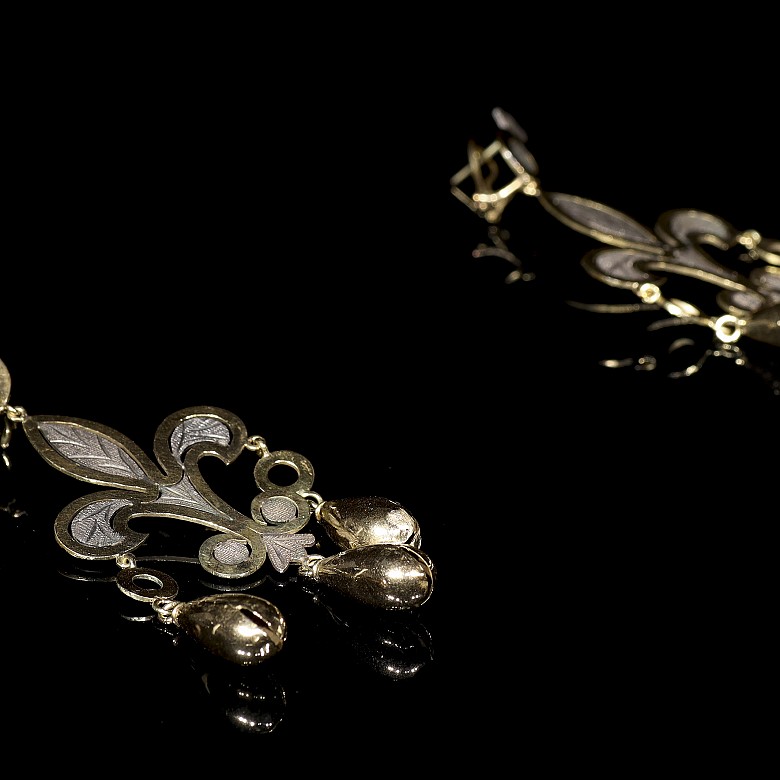 Long gold and silver earrings ‘Fleur de lis’