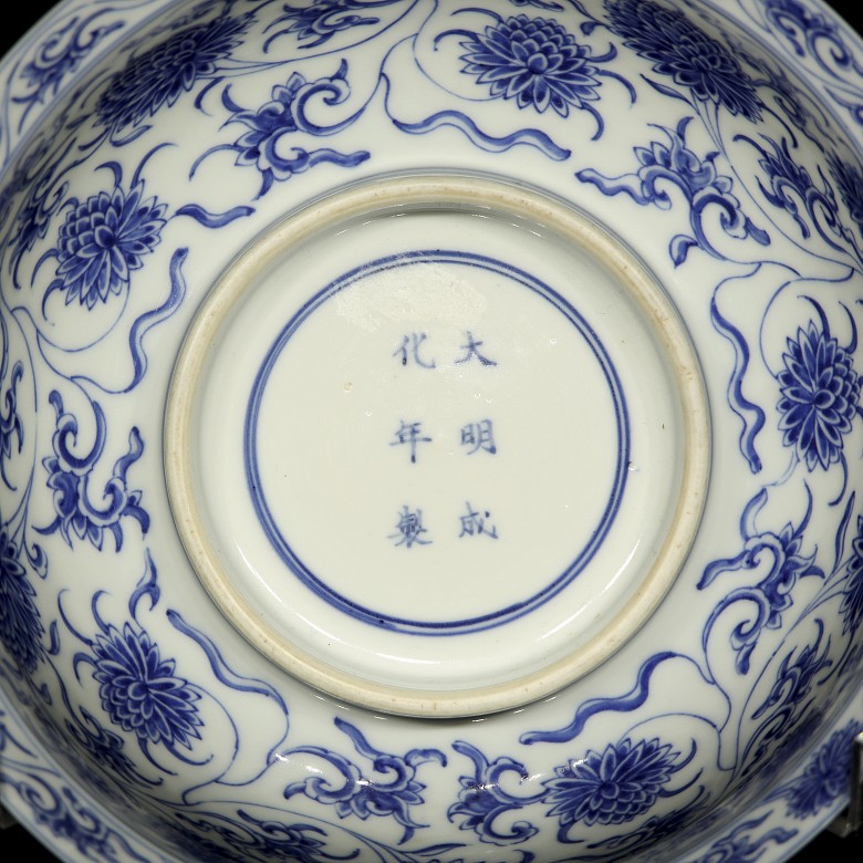 Porcelain bowl ‘Peonies’, with Ming seal