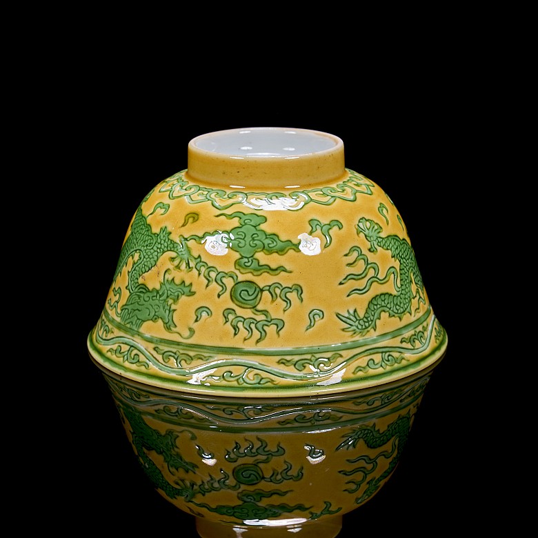 Porcelain enamelled bowl with yellow background ‘Dragon’, with Qianlong seal