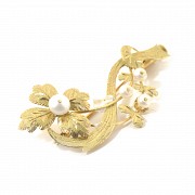 Flower-shaped brooch with pearls in 18k yellow gold