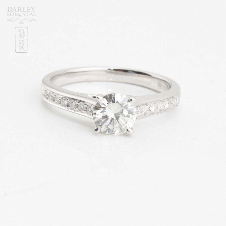 Diamond solitaire with brilliant cut.